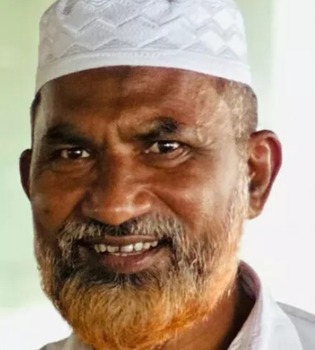 റോഡിലേക്കു മറിഞ്ഞ വൈദ്യുതി പോസ്റ്റില്‍ ബൈക്കിടിച്ച് മൗലവി മരിച്ചു, പൂജാരിക്ക് പരിക്ക്